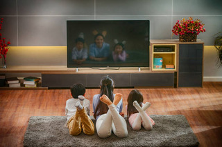 familia curtindo tv