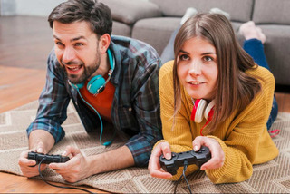 homem e mulher jogando videogame