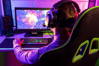 Pessoa jogando no computador