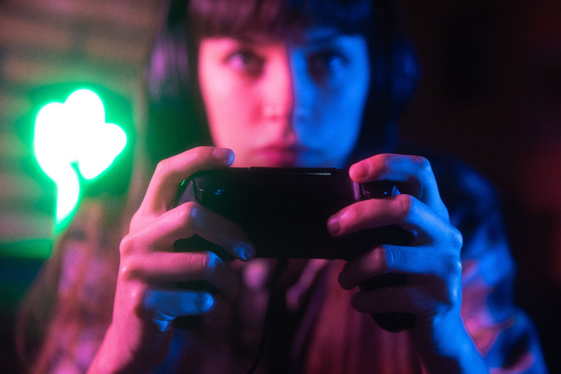 Una mujer concentrada en ganar en su videojuego favorito