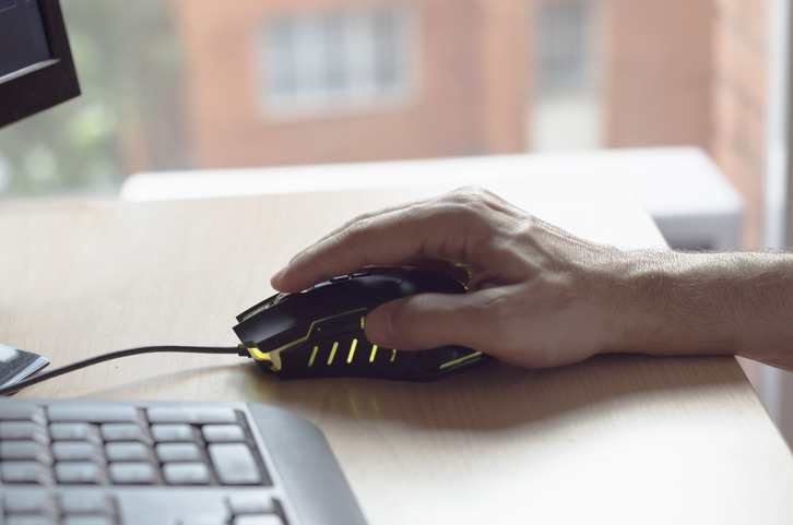 Hombre sosteniendo un mouse
