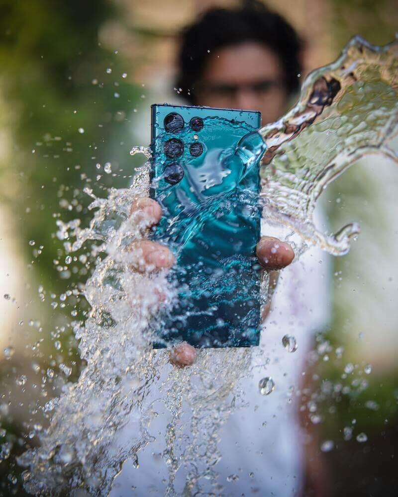 Vista trasera del Samsung Galaxy S23 color verde resistente al agua