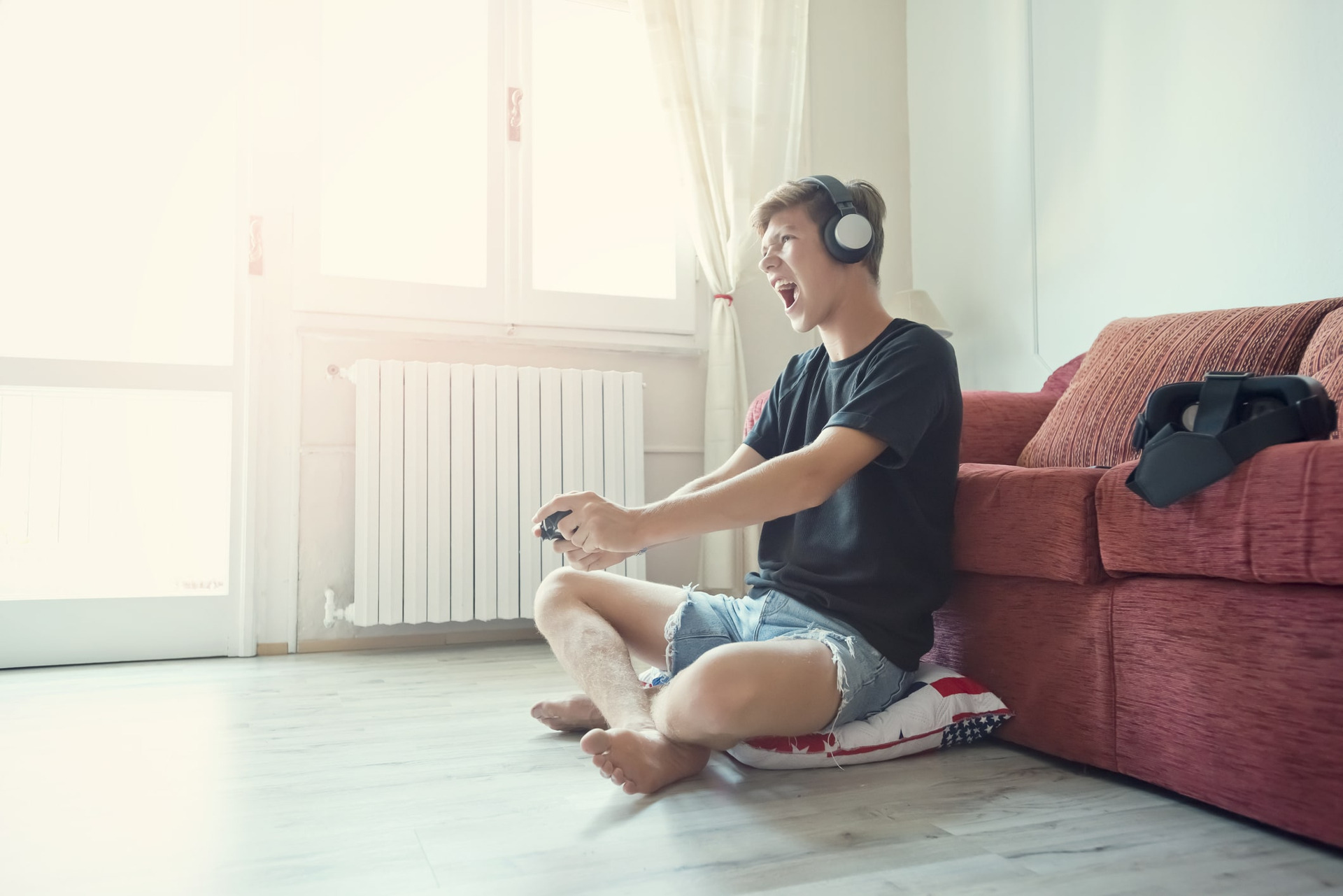 Un joven adolescente juega su juego favorito en una consola
