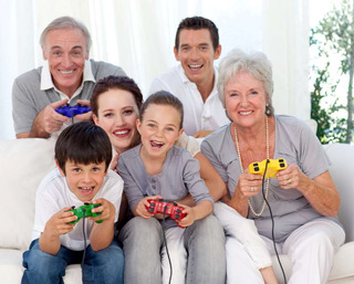 família jogando vídeo game