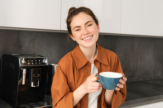 Mulher bebendo café