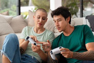 amigos jogando Nintendo Switch