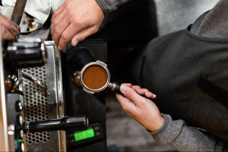 Pessoa preparando café expresso