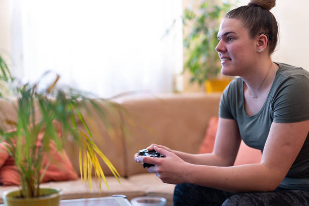 joven disfrutando de un juego de videojuegos