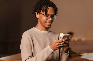 Homem usando smartphone