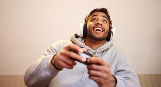 Homem jogando videogame