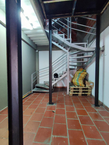 Edificio En Venta En Zona Industrial. Cod V28070